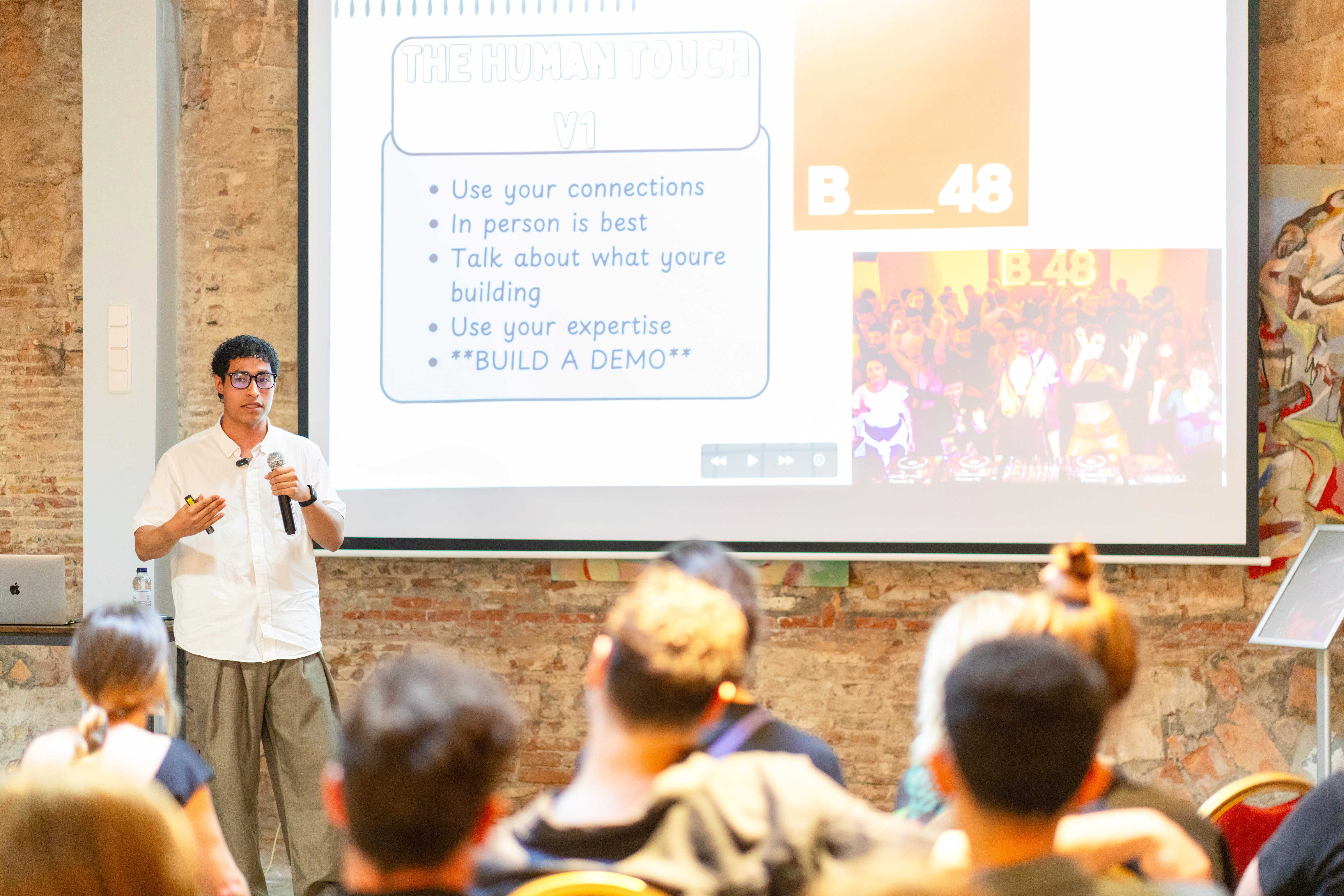 Jonas Alfonso speaking to an audience at an AI Circle event in Barcelona